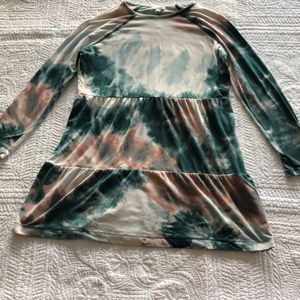 Girl’s large t-shirt. Tie dye.